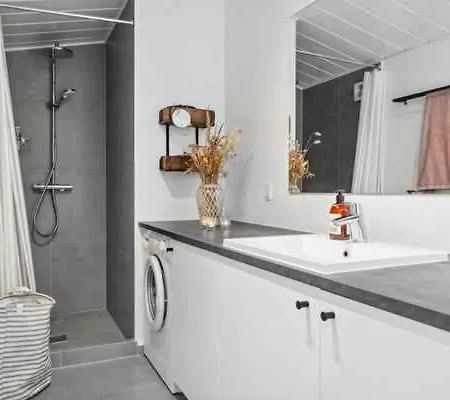 Prázdninový dům A Cozy Summer House With Near Town And Bøtø By