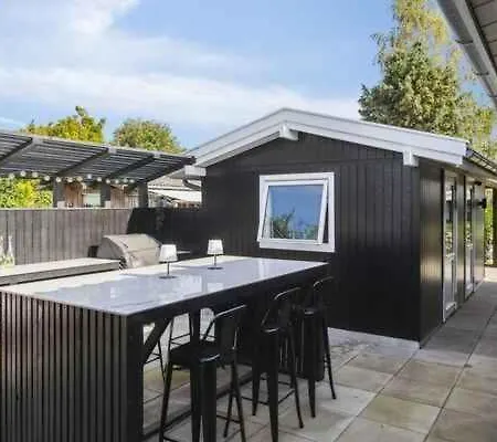 A Cozy Summer House With Near Town And Prázdninový dům Bøtø By